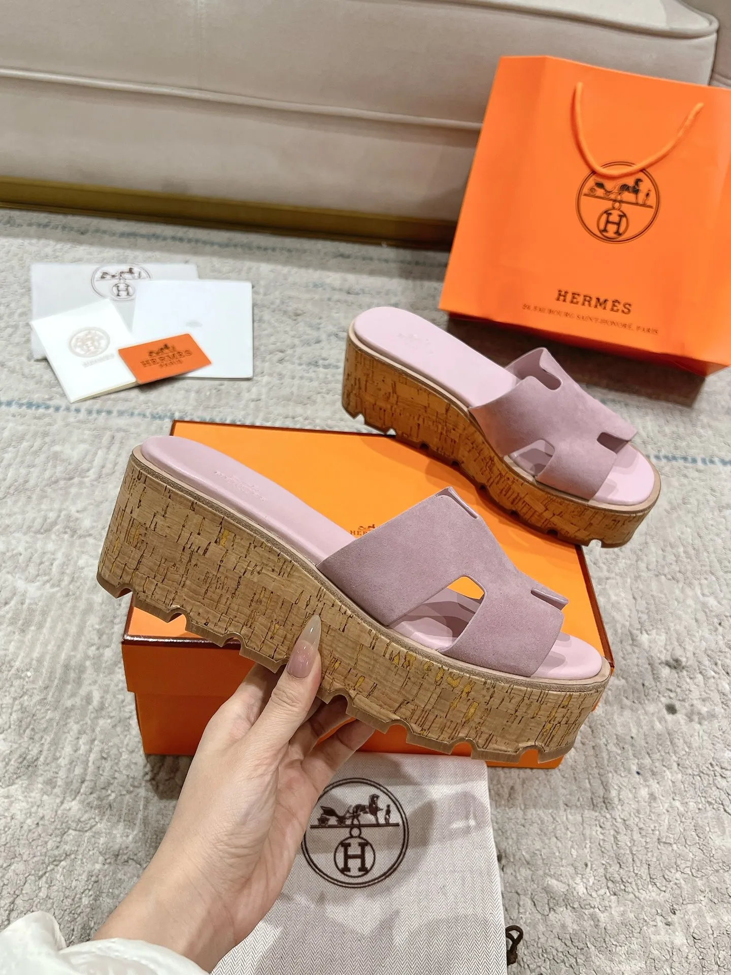 👟👟Ex-factory price 540👟👟 High version of the 2024 spring and summer new HERMES Hermès counter new style. The wedge-heeled Erjiu sandals and slippers, which have been extremely popular recently, are paired with various colorful socks. They are very trendy. Upper: cowhide. Outsole: technological imitation wood sole. Heel height: about 7cm. Size: Female 35-41 (40/41 non-refundable and non-exchangeable)